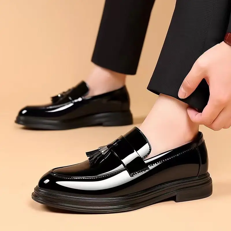 男性用の光沢のあるパテントレザーの靴,カジュアルな黒の社交靴 - Men'S Formal Wear Accessories のレビューと価格